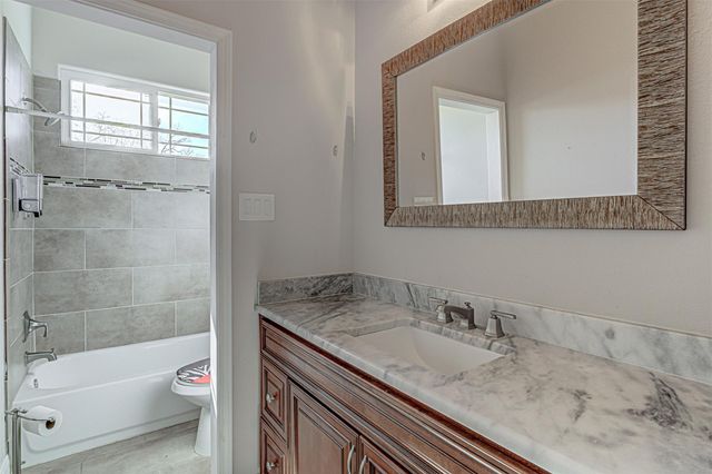 105 Arbors CIR, Elgin, TX 78621