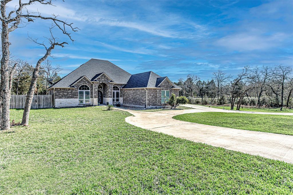 105 Arbors CIR, Elgin, TX 78621