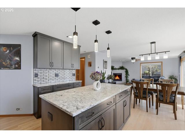 744 E HERITAGE Loop, La Center, WA 98629