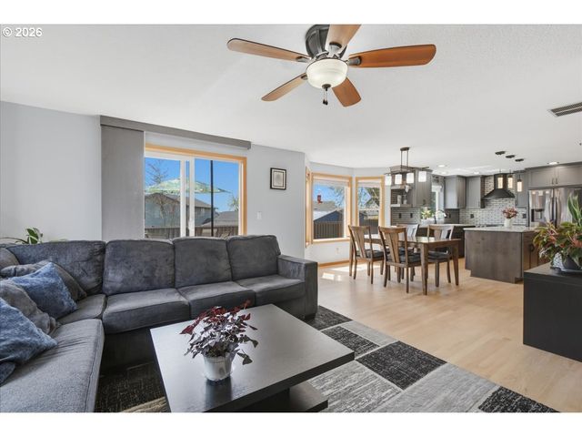 744 E HERITAGE Loop, La Center, WA 98629