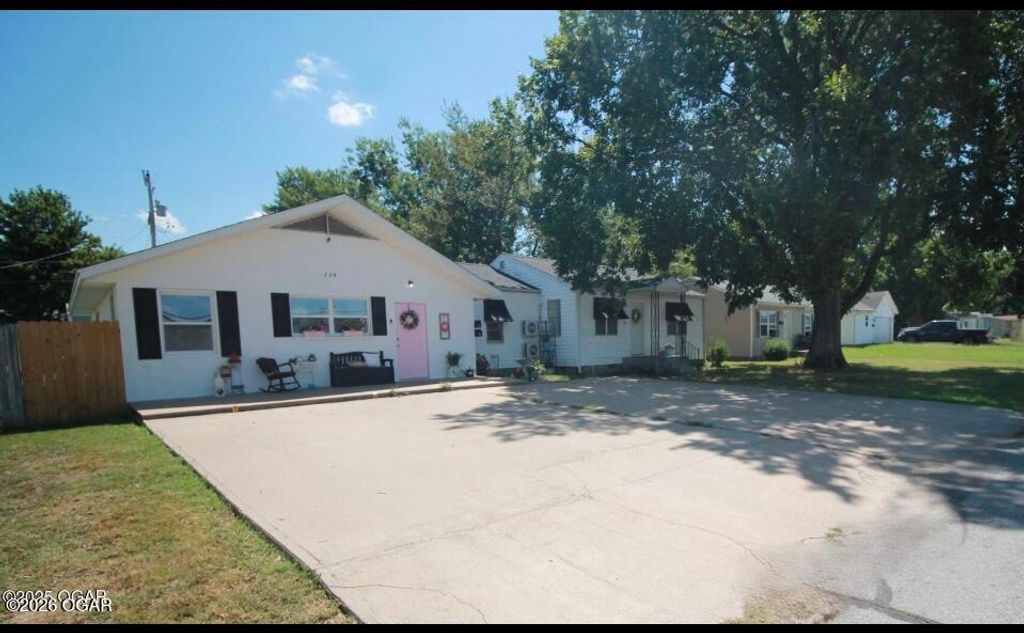 729 S High Avenue A & B, Joplin, MO 64801