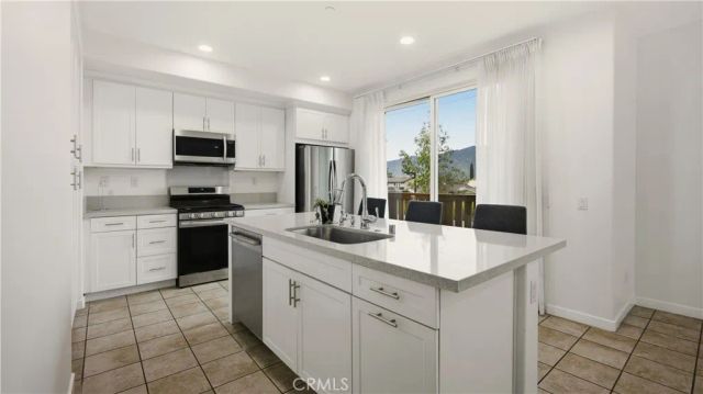 713 S Azusa Avenue A, Azusa, CA 91702