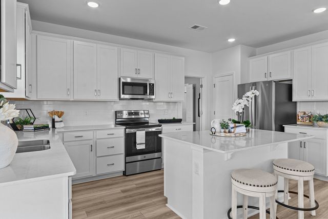 3142 Rolling Brook Dr, Columbia, TN 38401
