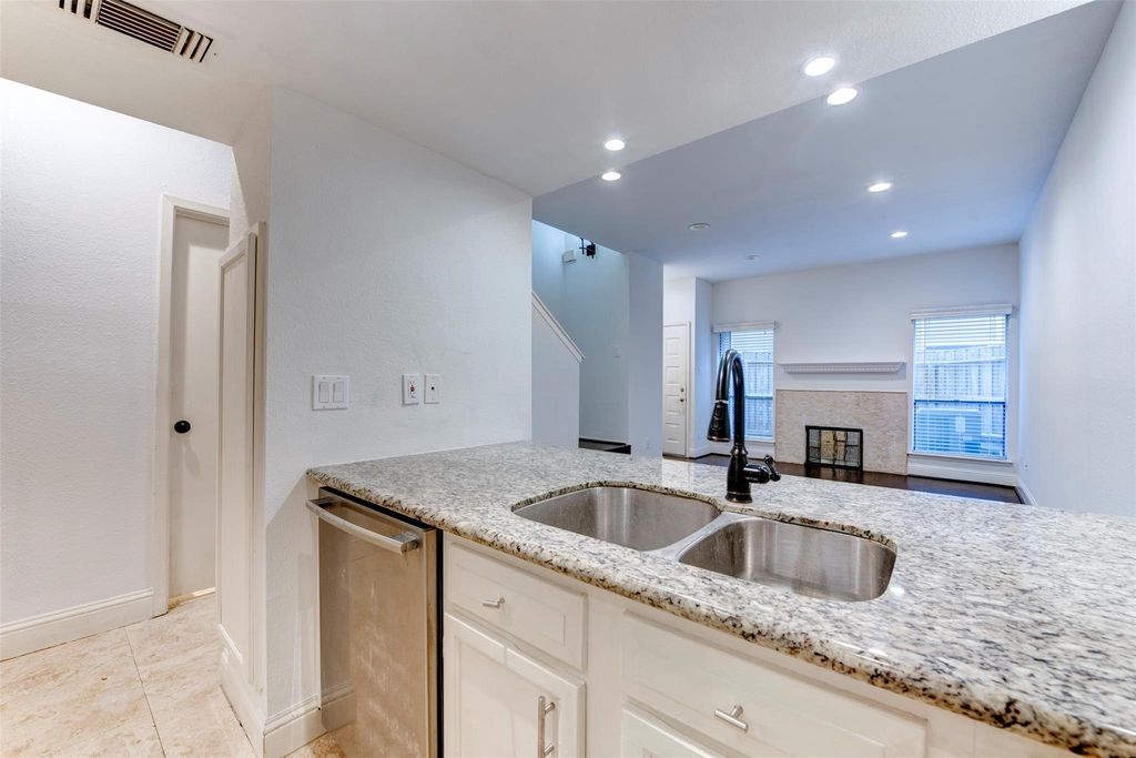 1920 Augusta Drive 19, Houston, TX 77057