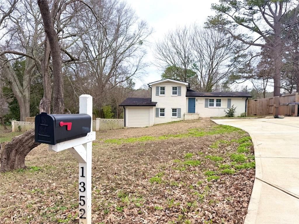 1352 N Hicks NW Circle, Conyers, GA 30012