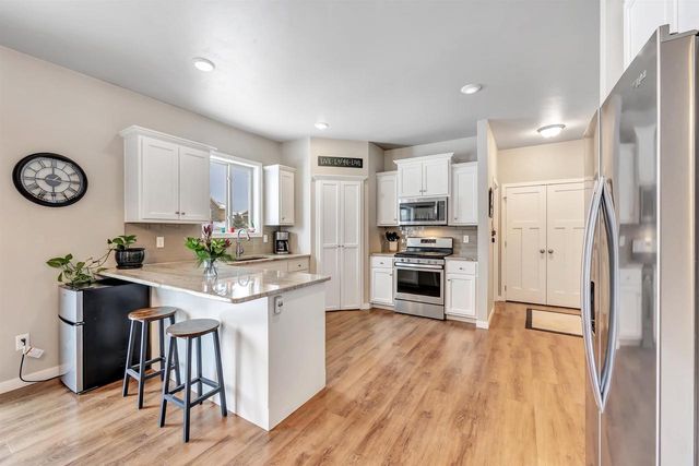 541 PEBBLESTONE CIRCLE, Hobart, WI 54155