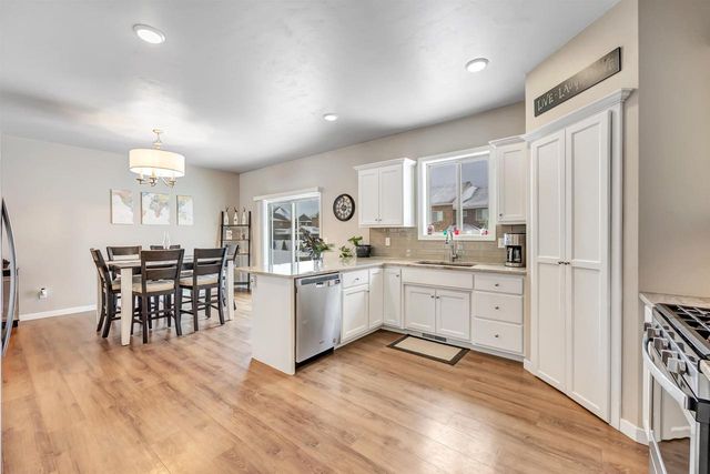 541 PEBBLESTONE CIRCLE, Hobart, WI 54155