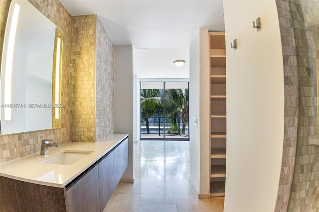 68 SE 6th St 806, Miami, FL 33131