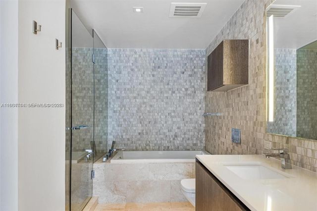 68 SE 6th St 806, Miami, FL 33131