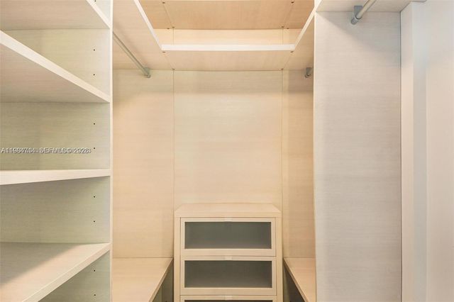 68 SE 6th St 806, Miami, FL 33131