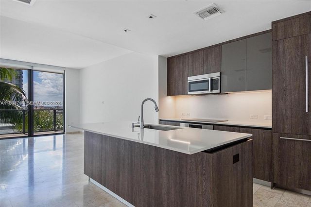 68 SE 6th St 806, Miami, FL 33131