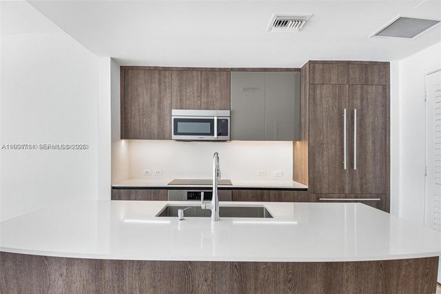 68 SE 6th St 806, Miami, FL 33131