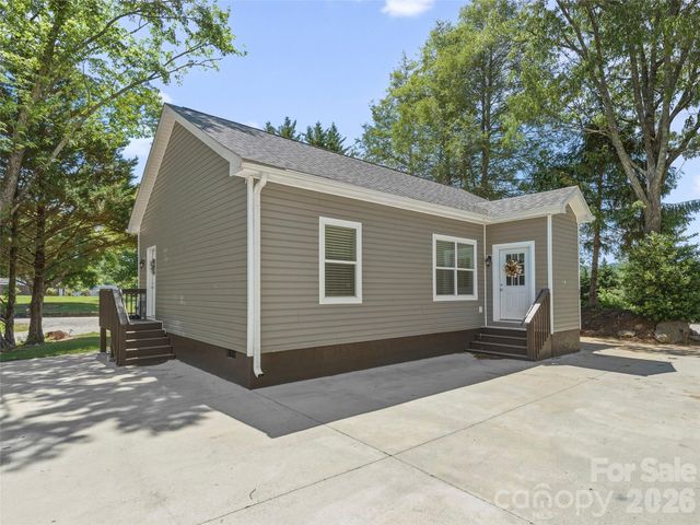 64 Drexel Road, Hendersonville, NC 28739
