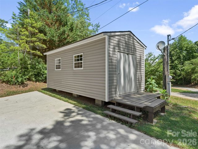 64 Drexel Road, Hendersonville, NC 28739