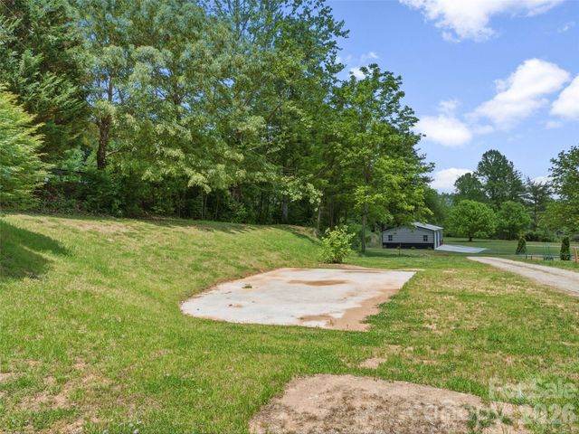 64 Drexel Road, Hendersonville, NC 28739