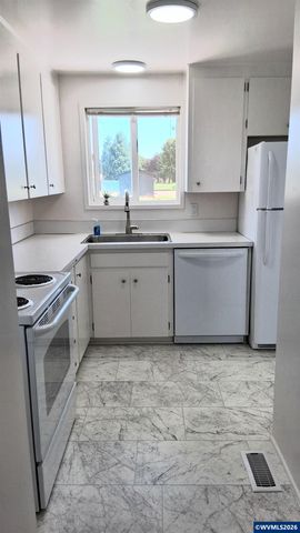 2049 W Hayes St, Woodburn, OR 97071