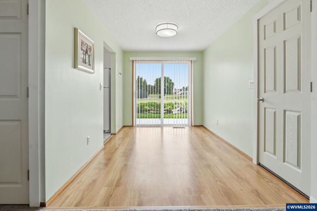 2049 W Hayes St, Woodburn, OR 97071