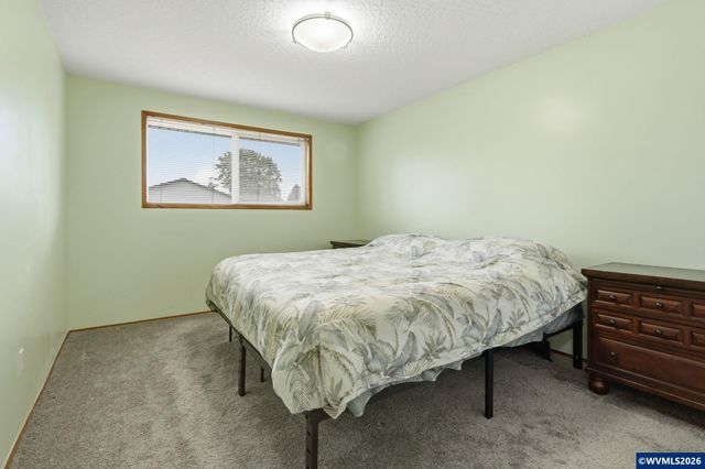 2049 W Hayes St, Woodburn, OR 97071