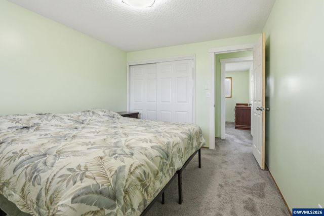 2049 W Hayes St, Woodburn, OR 97071