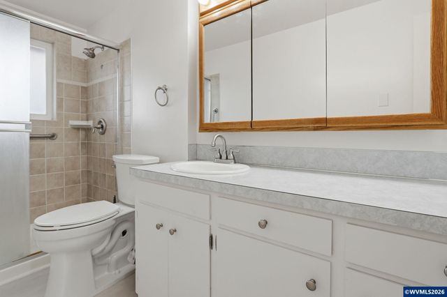 2049 W Hayes St, Woodburn, OR 97071