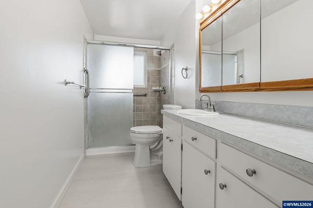 2049 W Hayes St, Woodburn, OR 97071