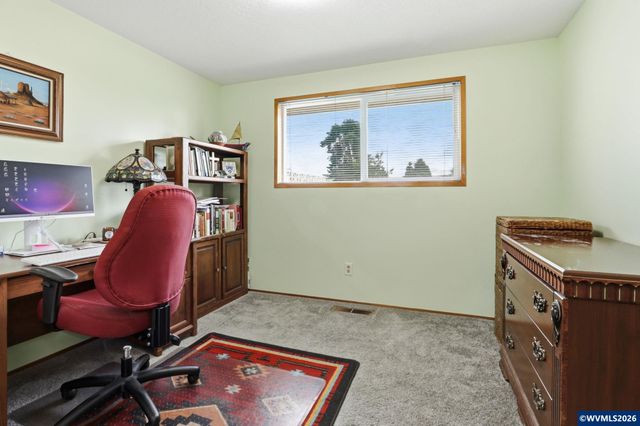 2049 W Hayes St, Woodburn, OR 97071