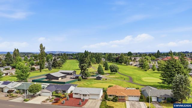 2049 W Hayes St, Woodburn, OR 97071