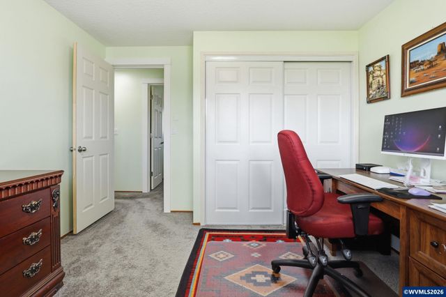 2049 W Hayes St, Woodburn, OR 97071