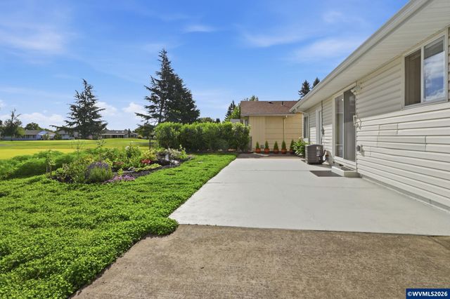 2049 W Hayes St, Woodburn, OR 97071
