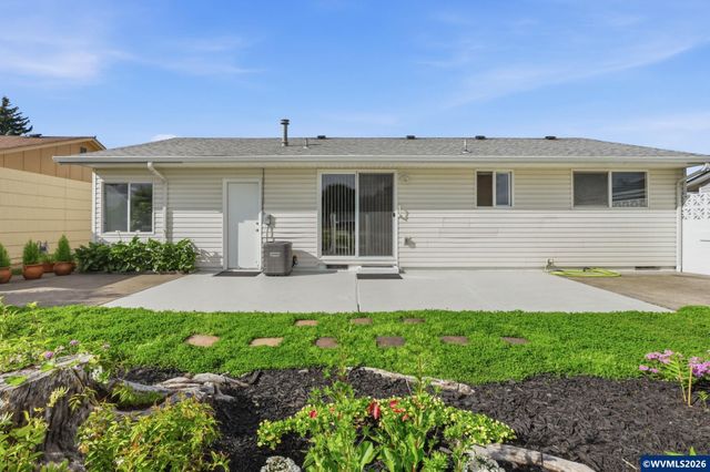 2049 W Hayes St, Woodburn, OR 97071
