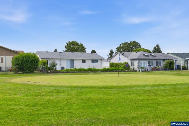 2049 W Hayes St, Woodburn, OR 97071
