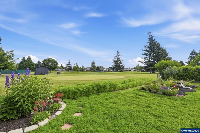 2049 W Hayes St, Woodburn, OR 97071