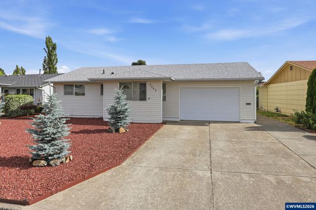 2049 W Hayes St, Woodburn, OR 97071