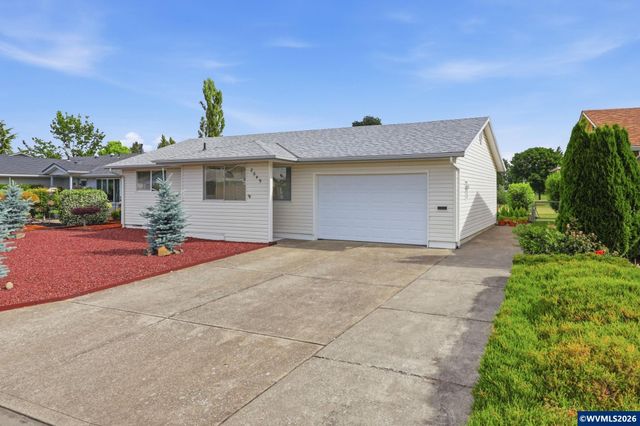 2049 W Hayes St, Woodburn, OR 97071