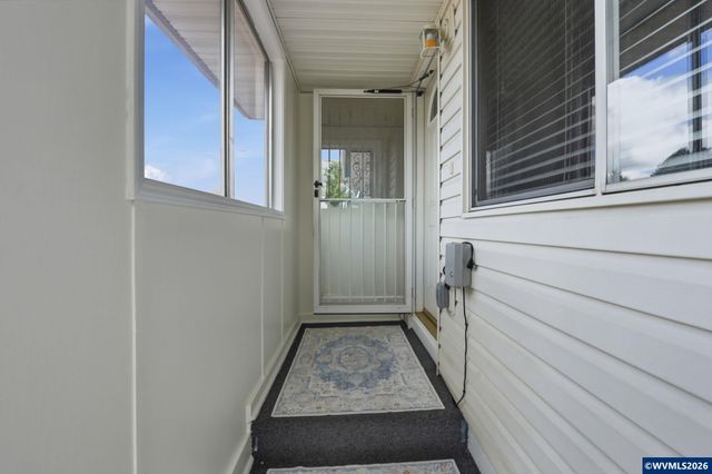 2049 W Hayes St, Woodburn, OR 97071