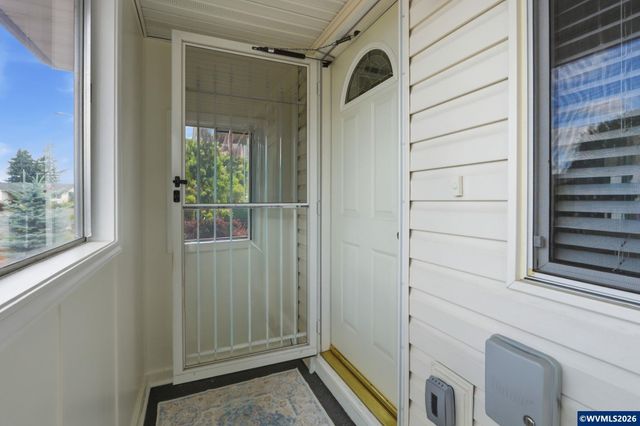 2049 W Hayes St, Woodburn, OR 97071