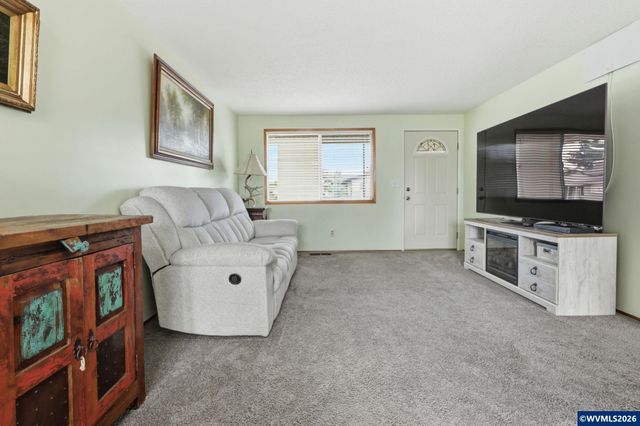 2049 W Hayes St, Woodburn, OR 97071