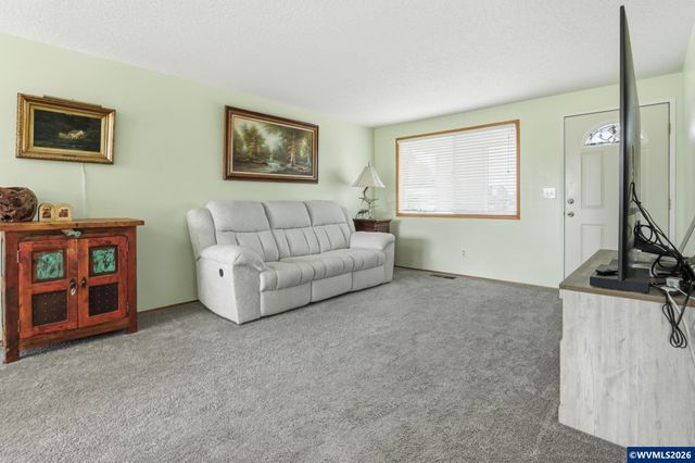 2049 W Hayes St, Woodburn, OR 97071
