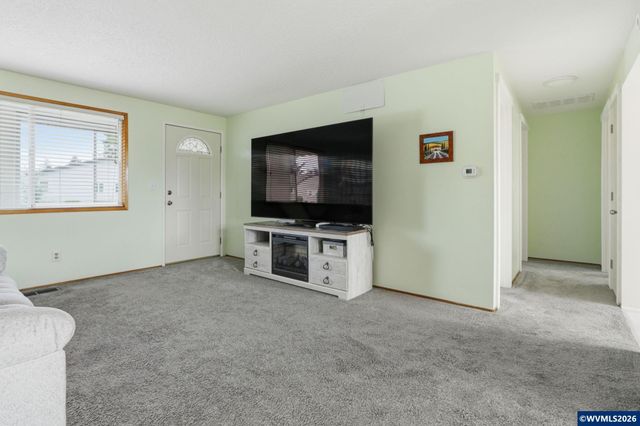 2049 W Hayes St, Woodburn, OR 97071
