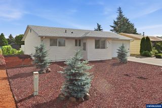 2049 W Hayes St, Woodburn, OR 97071