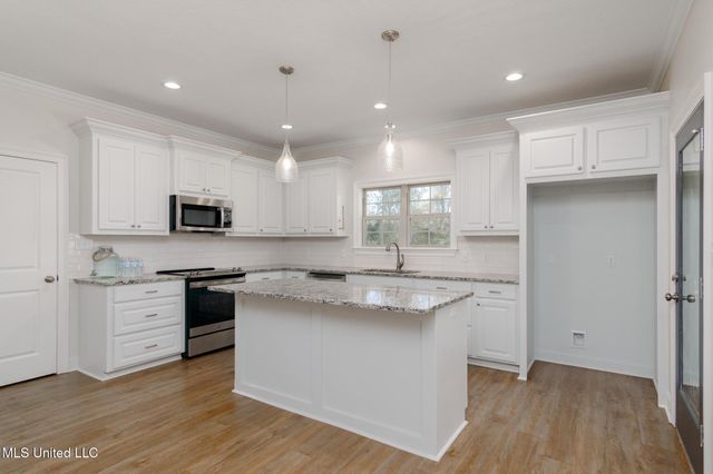 46 Canal Drive, Hattiesburg, MS 39402