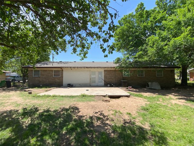 705 Pillar Street, Bowie, TX 76230