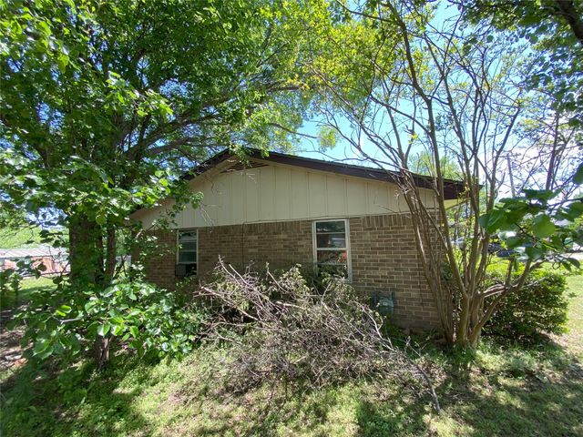 705 Pillar Street, Bowie, TX 76230