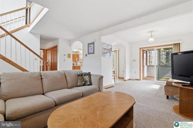 7225 WINNEBAGO DR, Pocono Lake, PA 18347