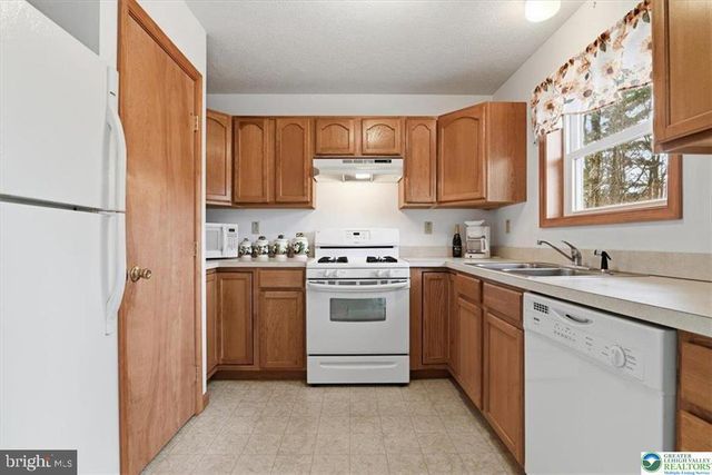 7225 WINNEBAGO DR, Pocono Lake, PA 18347