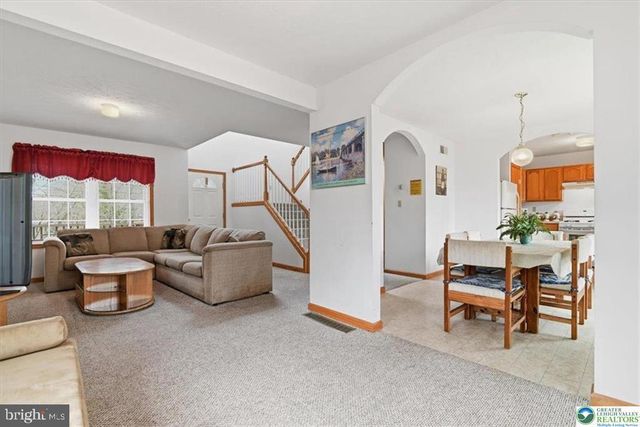 7225 WINNEBAGO DR, Pocono Lake, PA 18347