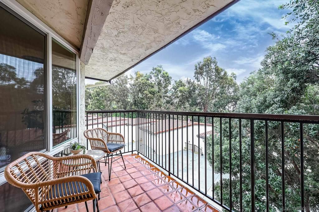 Image 11 of property listing at 2406 Altisma Way A, Carlsbad, CA 92009