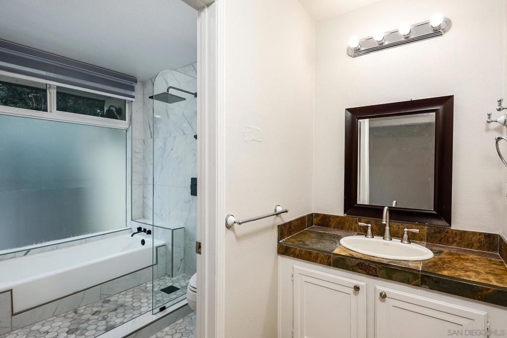 Image 23 of property listing at 2406 Altisma Way A, Carlsbad, CA 92009