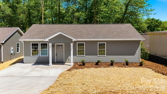 1294 18th Street NE, Hickory, NC 28601
