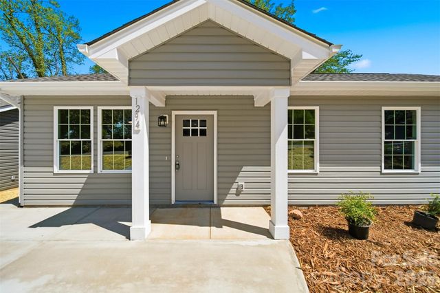 1294 18th Street NE, Hickory, NC 28601
